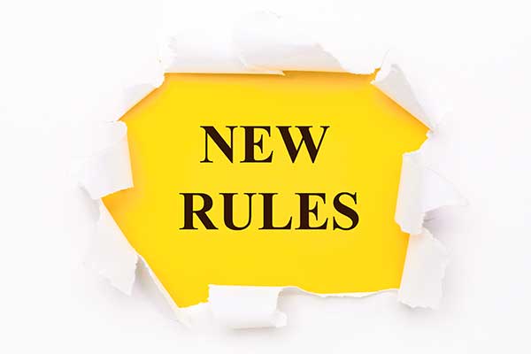 znak new rules iza pocepanog papira