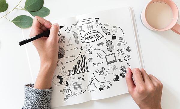 ručno nacrtani finansijski i poslovni simboli u svesci