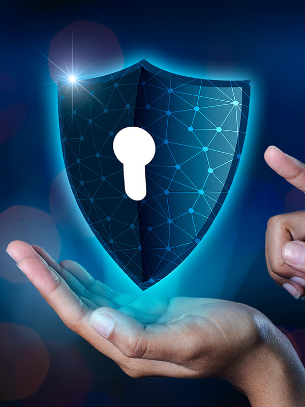 digitalni simbol sa ključaonicom levitira iznad opružene šake