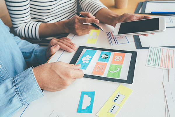 dev osobe učestvuju u planiranju izgleda sajta pomoću papirnih šablona