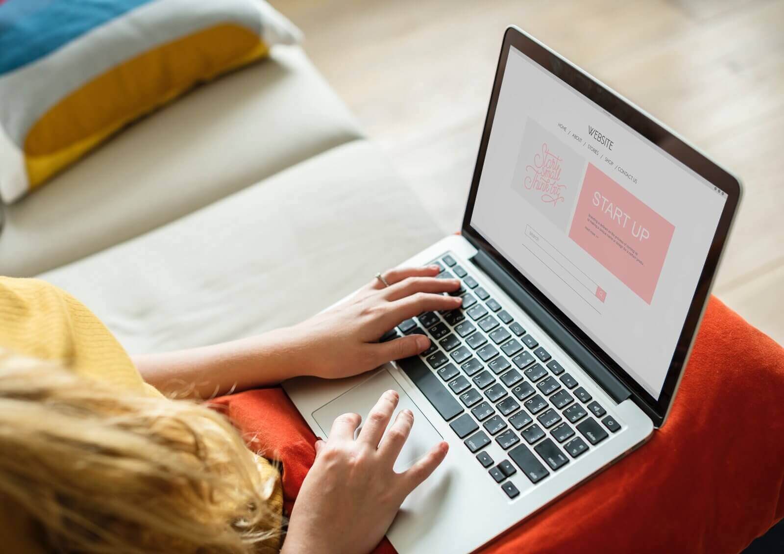 profesionalni vebsajt, prikaz na laptopu
