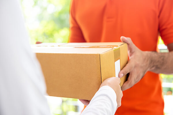 dostavljač uručuje paket korisniku